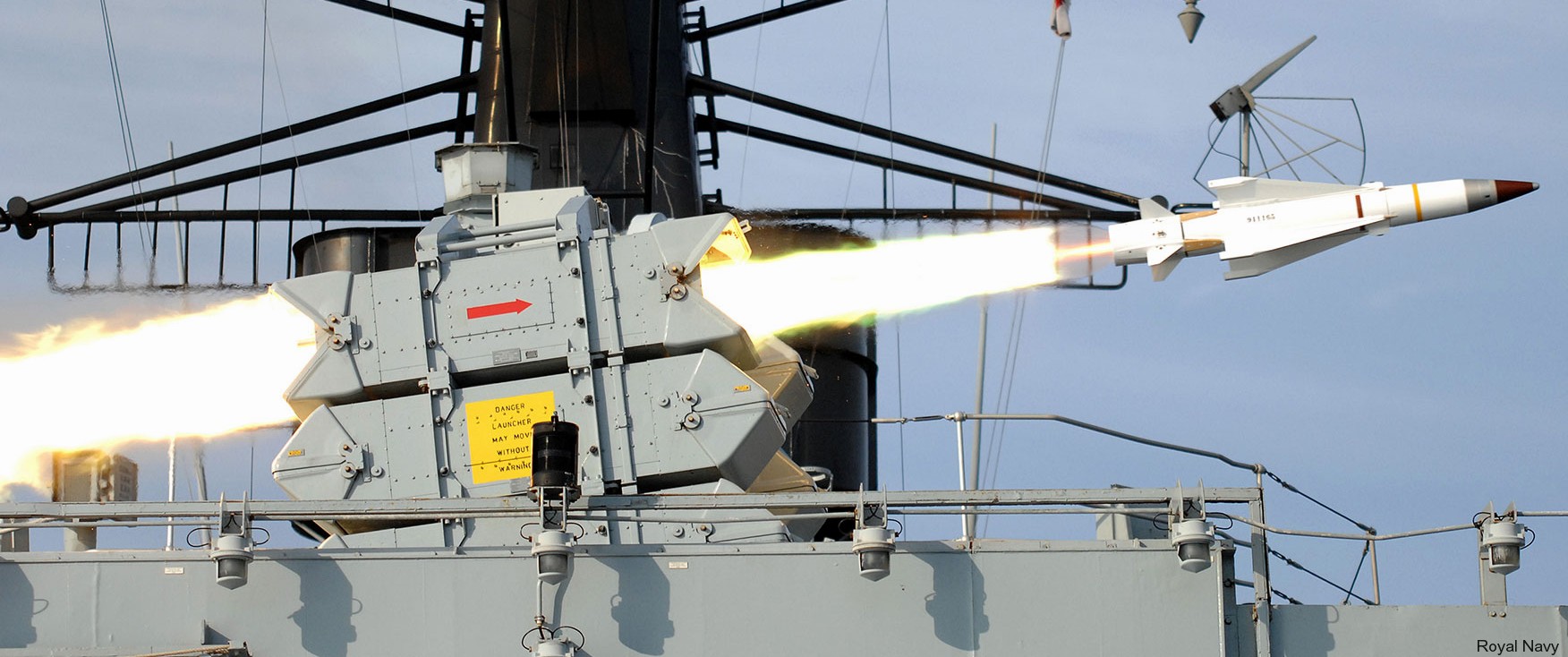 sea wolf sam missile gws-25 guided weapon system six-way box launcher type 22 broadsword class frigate royal navy 02